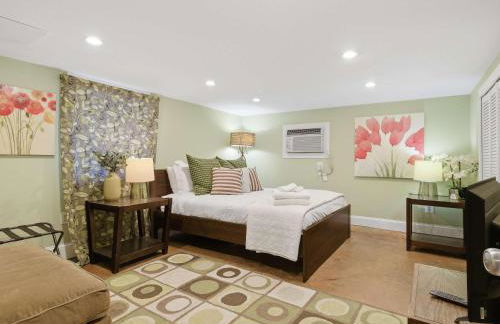 Charming 4BR Bungalow - Steps to Clarendon METRO - Foto 3