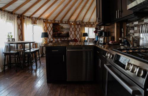 Otter Creek Luxury Yurt - Creekside Glamping with Private Hot Tub - Foto 17