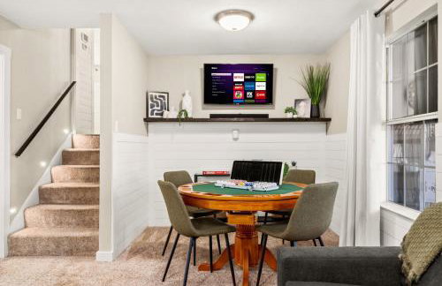 Lux 5BR gem with Heated Pool, SPA, and Outdoor Movie Theater - Foto 16