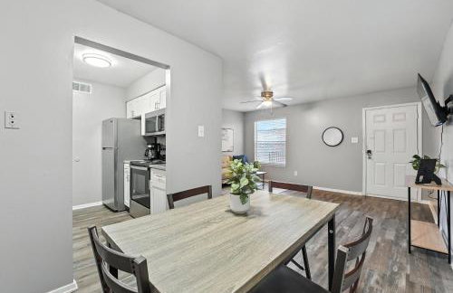 Comfortable 1BR Extended Stay I Onsite Parking - Foto 16