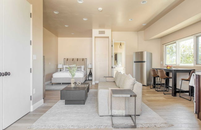 Modern Temecula Mansion w Pool, Hot Tub, Guest House & Valley Views Camila by Avantstay - Photo 37