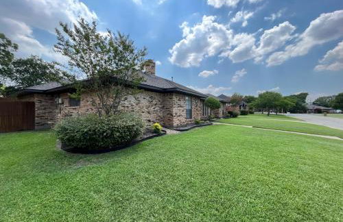 Designer Single Story 4 bed 3 bath home in mid-century style with big backyard and garage - Foto 35