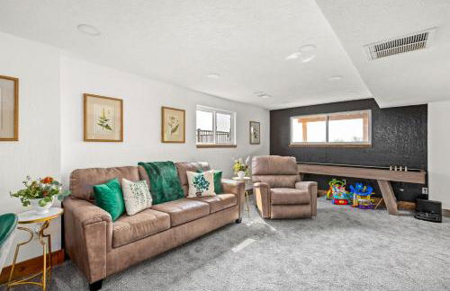 Great Falls Premier Retreat by Wrecked & Refined Stunning Views Hot Tub Family Fun - Foto 18