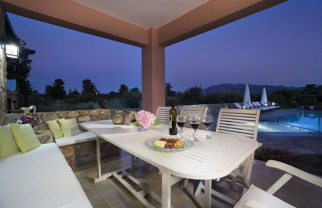 Private Polished Mansion w Private Pool Jacuzzi - Photo 10