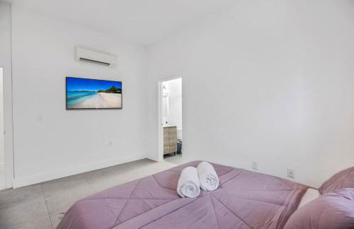 Up to 12 Guests! Modern villa near Wynwood - Photo 6