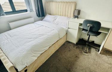 Luxury 5BR Stay With City Access - Photo 38