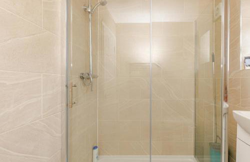 Modern & Spacious 3BR House Bracknell - Berkshire - Photo 31