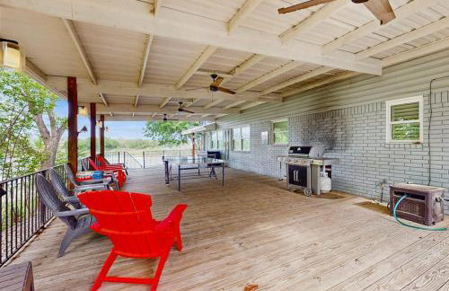 Waterfront Home with Kayaks, Game Room, Firepit, & Enormous Deck - Foto 5