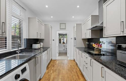 Luxury 4-Bed Family & Group Home-King or Twin Beds-Driveway, Garden-Near Gatwick - Foto 20