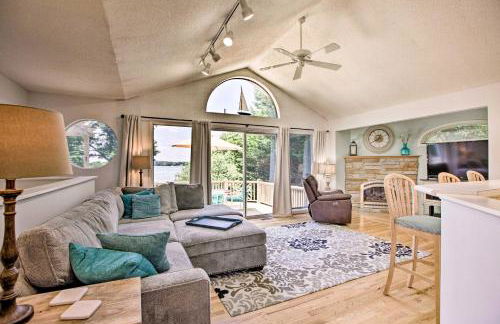 Scenic Smith Mountain Lake Getaway with Deck and Dock! - Foto 3