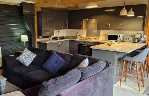 Chalet close to Heathrow T5, Windsor Castle, Legoland, Thorpe Park, with off road parking, free Wifi, private garden, spacious & fully equipped, cozy wood burner & comfy sofa, ideal for exploring London with trains to Waterloo, a beautiful unique retreat - Foto 1