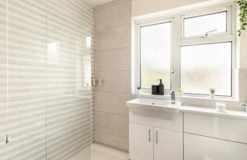 Bright and Spacious Apartment-Unbeatable Location! - Pass the Keys - Foto 13