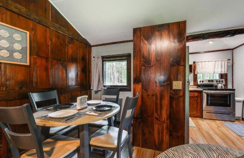 Walk to Barretts Park Wooded Cabin with Grill! - Foto 7