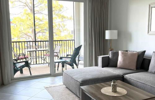 Stylish 3rd-Floor Condo with Golf Course Views - Foto 7
