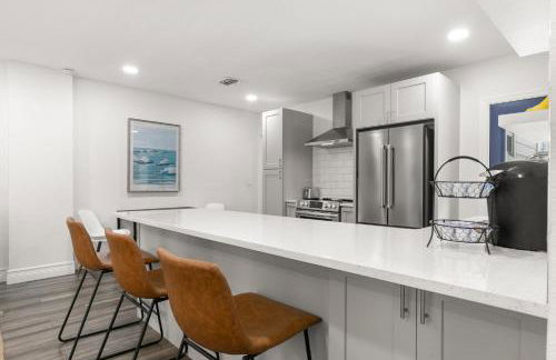 NEW SoHo Sanctuary - Gorgeous Apartment Steps to S Howard Ave with Fenced Yard - Foto 8