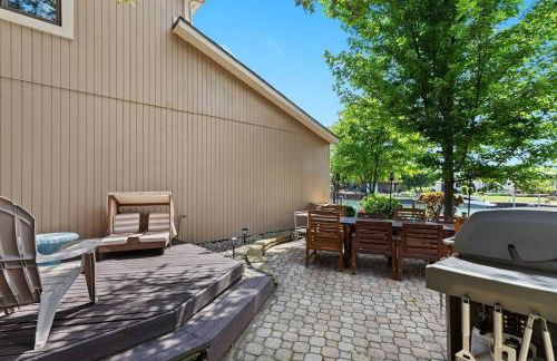 NEW! 4BR I Indoor Pool on the Bay in Boat Town USA - Foto 10