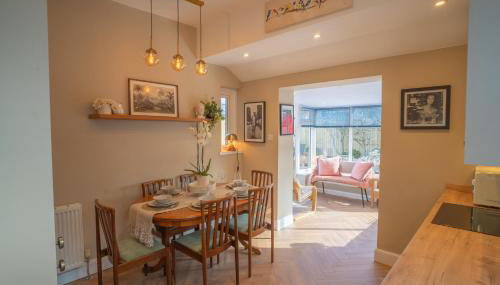 Stunning Period Townhouse with Garden, Walking Distance to Town - Foto 5