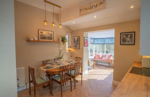 Stunning Period Townhouse with Garden, Walking Distance to Town - Foto 5