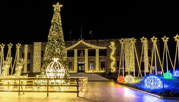 Recorrido a pie privado por la magia navideña de Rodas - Foto 3