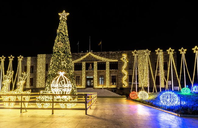 Recorrido a pie privado por la magia navideña de Rodas - Foto 3