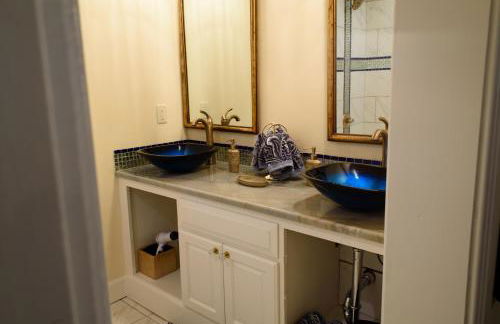 Oakwood Manor - Steps to Oaklawn, minutes to Downtown, Lakes, More - Foto 17