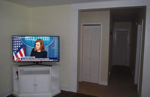 The Cute & Cozy - Lower Apt - Great Location! - Photo 18