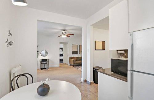 Sleek 1-Bedroom Apt in Chicago - East Park Tower 0610 rep - Photo 10