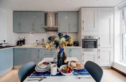 Step Free 2 Bed 2 bath Oasis FlatIClose to David Lloyd Gym with Fully Equipped Kitchen& Parking in DartfordIMins from station and 45 mins into Central London - Photo 2