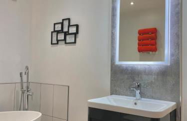 Bright 2-bedroom apartment with parking in Montrose - Photo 23