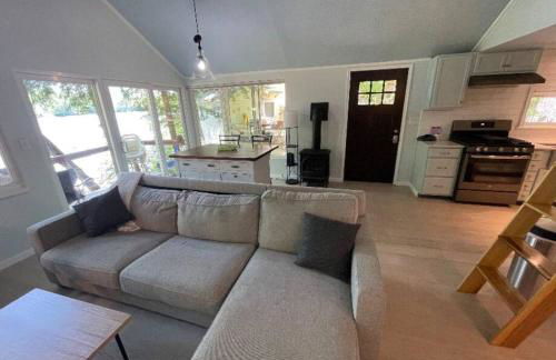 Berta's Lake Front Cottage on Winona Lake! - Foto 13