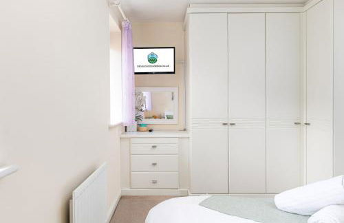 New Modern and Quiet 2Bed House by FabAccommodation - Foto 16