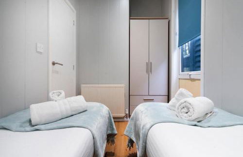 Silverdale Lodge, HotTub, Wi-FI, Quiet & Sleeps 4 - Foto 12