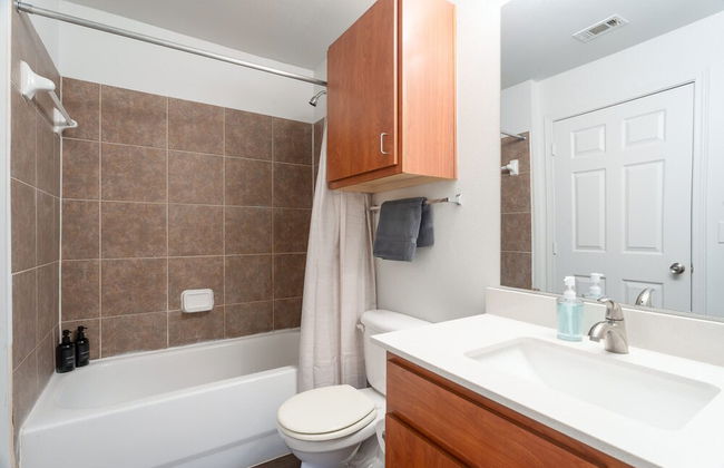 Modern Condo With Pool, Gym, Workspaces & BBQ - Foto 11