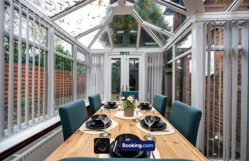 Cosy 3-Bed House l Garden l Free Parking l Stretford l Sleeps 7 l Book today with The Cosy Corner Nationwide - Foto 3