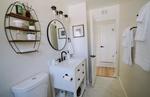 The White House, A Unique ABQ Stay in Central Location near Uptown - Foto 47