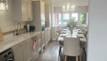 Stay solihull 5 mins to NEC and AIRPORT SLEEPS 9 contractor friendly 3 bathrooms driveway parking 3 - Foto 4