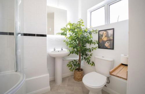 Larkhall Retreat- Village Centre, Parking, 4K TVs, 10mins To City Centre - Photo 2