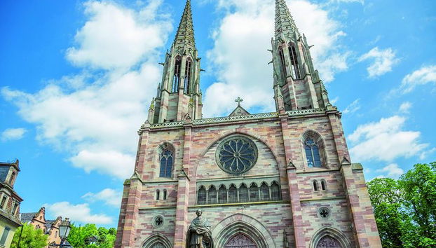 Excursión de medio día en grupo pequeño a la Ruta del Vino de Alsacia con degustación desde Estrasburgo - Foto 2, Catedral de la aldea de Obernai