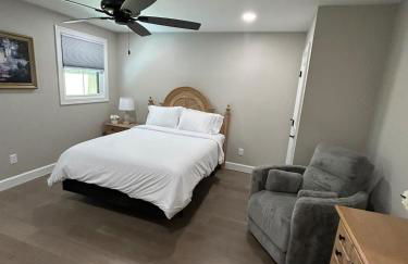 Cozy Couples Retreat 10 minutes to Beach & Downtown - Foto 2