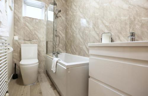 Mount Rd By N And N Stays Contractor Friendly 4 Bed House With Large Driveway, Bath - Photo 14