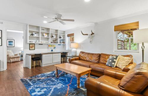 Updated and Spacious Home with Huge Yard Office and Decks - Foto 9