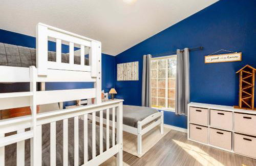 Charming 3-Bedroom Home in Bend with Hot Tub Game Room & Spacious Family Dining - Foto 18