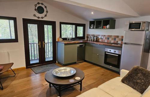 Treetops Lodge, private Cornish hideaway, parking, garden - Foto 43