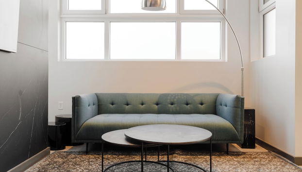 Coin salon dans le hall