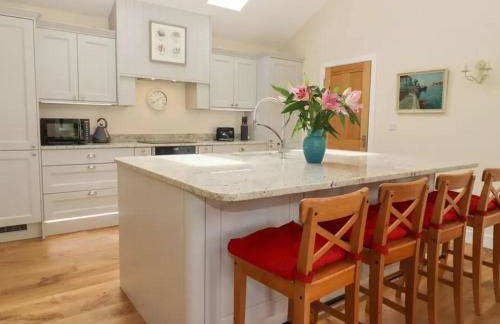 Beautiful Barn Stunning Views Parking & Garden - Photo 8