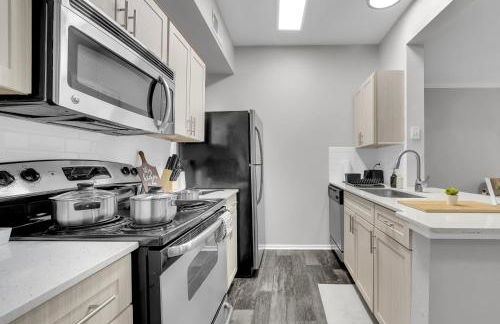 Serene 1BD Retreat - Pool, Gym & Free Parking! - Photo 3