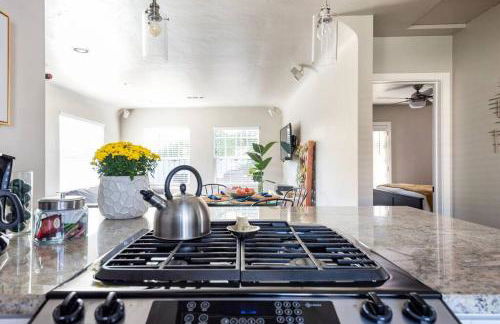 Charming Mid-Century Craftsman, Hot Tub with Serene Yard - Foto 14