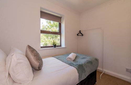 CENTRAL MK- 3Bed, 2 Bath house for LONG TERM CONTRACTOR Stays, free parking for 2 vehicles, DESK & GARDEN space managed by CHIQUE PROPERTIES LTD - Photo 13