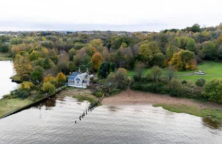 Cosy Lodge Getaway with Private Beach & Fireplace - Foto 11