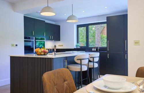 Arden House - Luxury Home with Hot Tub - Games Room - Fire Pit - Photo 8